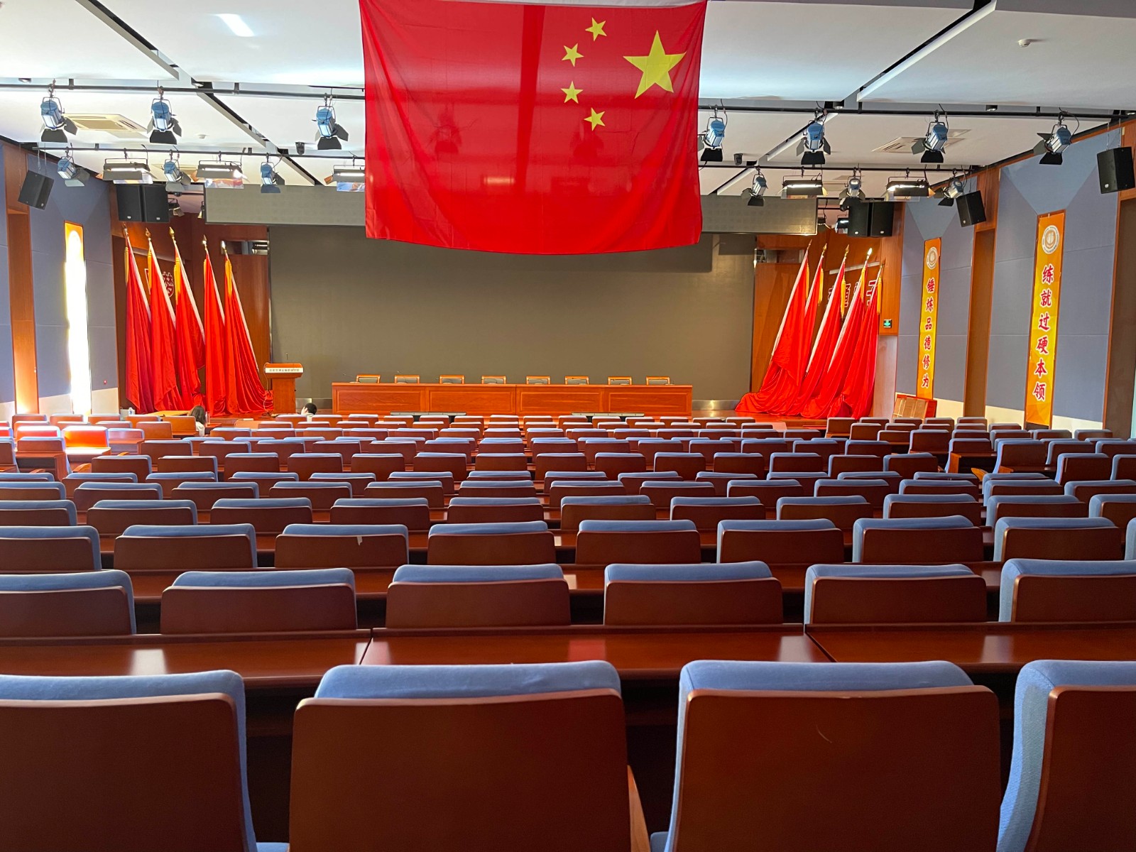 北京交通运输职业学校多功能报告厅.jpg